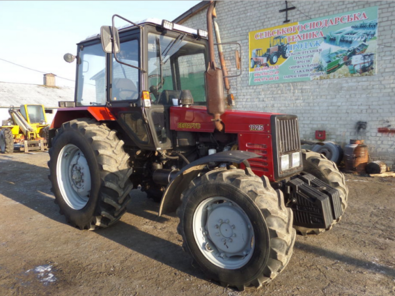 Oldtimer-Traktor tip Belarus Беларус-1025, Neumaschine in Стара Вижівка (Poză 1)