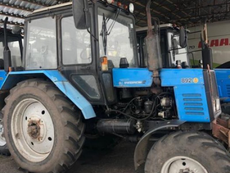 Oldtimer-Traktor tip Belarus Беларус-892, Neumaschine in Володарка (Poză 1)