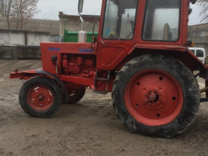 Oldtimer-Traktor tip Belarus Беларус-80, Neumaschine in Камянець-Подільский