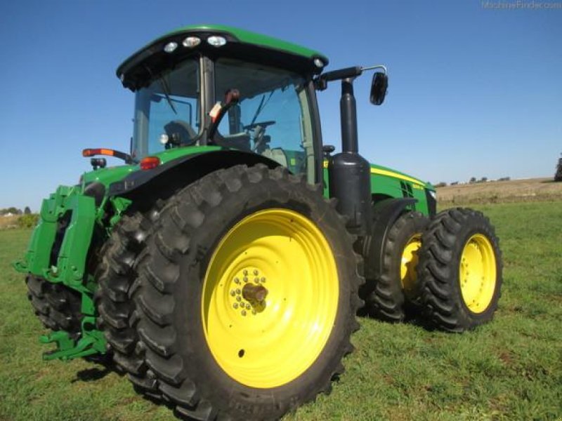 Oldtimer-Traktor tip John Deere 8335R, Neumaschine in Не обрано