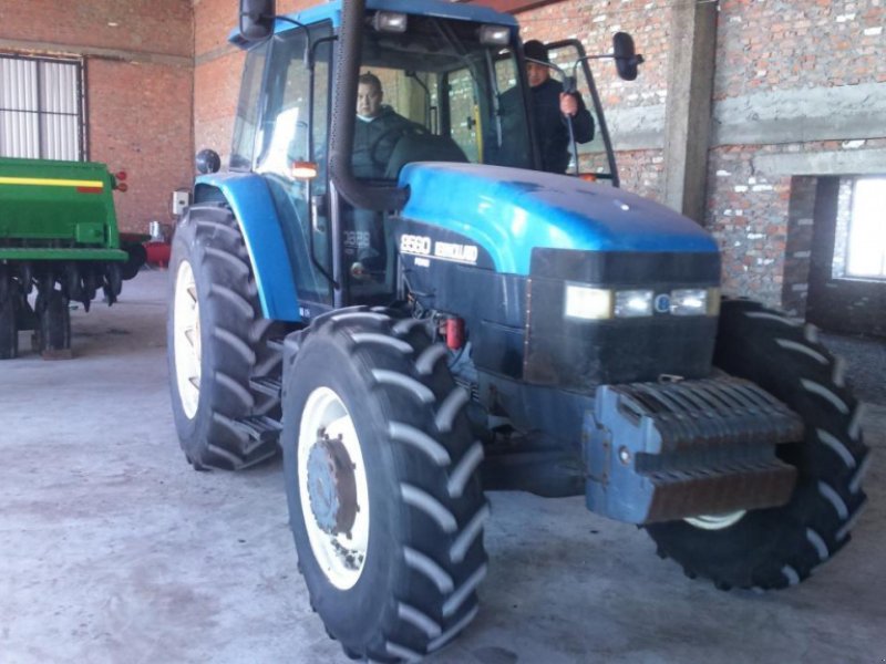 Oldtimer-Traktor tip New Holland 8560, Neumaschine in Подворки