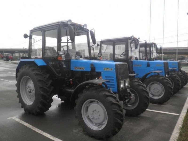 Oldtimer-Traktor tip Belarus Беларус-1025.2, Neumaschine in Полтава